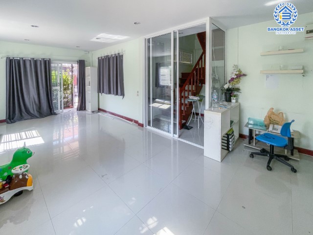 *****ทาวน์เฮ้าส์มือสองย่านนนทบุรี ม.บัวทองพาร์ควิลล์12 กาญจนาภิเษก หลังมุม! เนื้อที่เยอะถึง 37.7 ตร.ว. ฟังก์ชัน 3 ห้องนอน 2 ห้องน้ำ 1 ที่จอดรถ บ้านสภาพเหมือนใหม่  บนทำเลเดินทางสะดวก ใกล้เซ็นทรัลเวสต์เกต เพียง 5 นาทีก็ถึงรถไฟฟ้าสายสีม่วง "สถานีบางพลู"